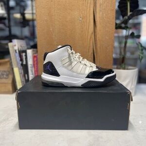Nike Jordan Max Aura GS. ( Size 5.5)